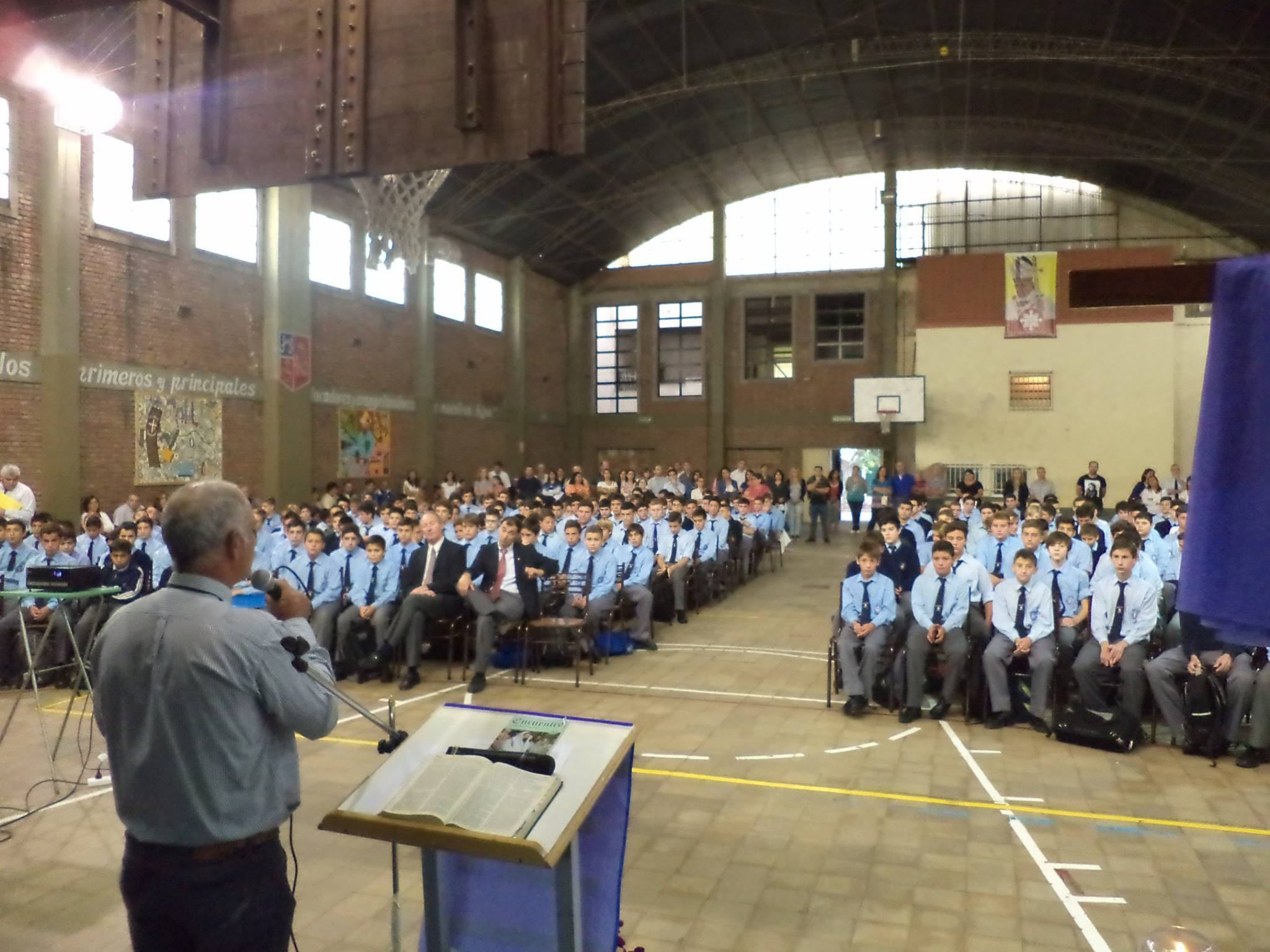 Acto con todos los alumnos en el gimnasio de la escuela